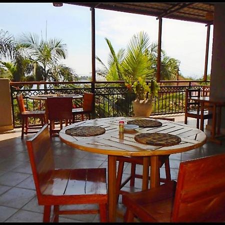 גיסני Asante Hotel מראה חיצוני תמונה