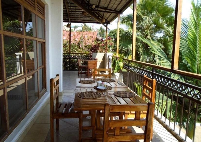 גיסני Asante Hotel מראה חיצוני תמונה
